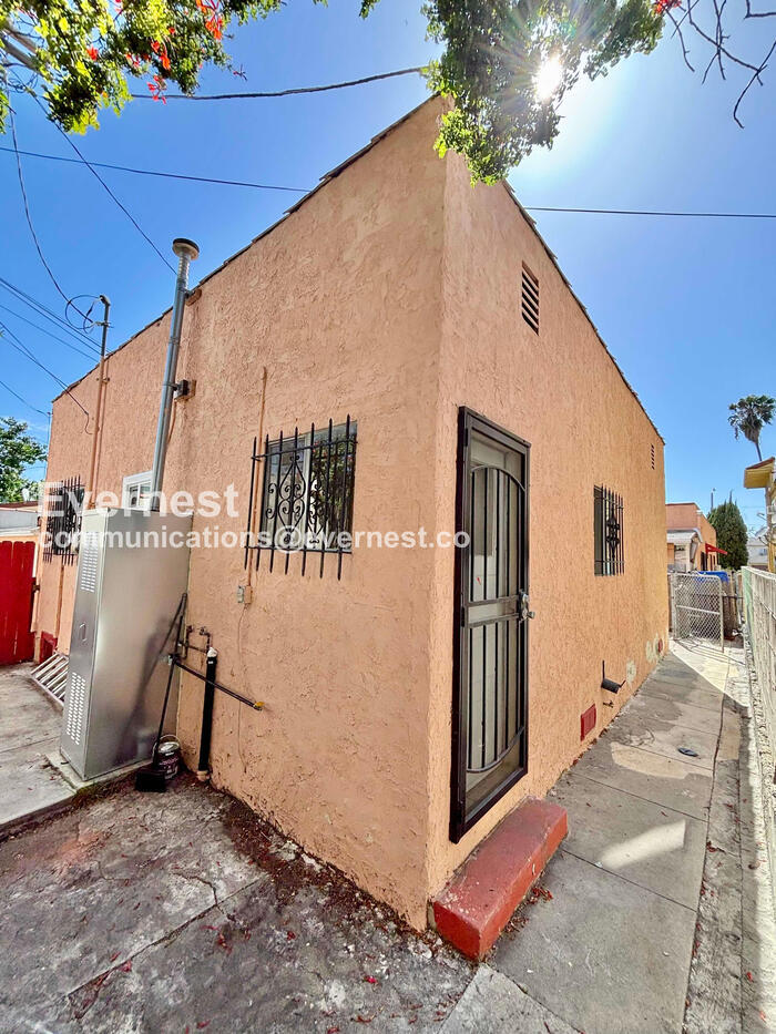Building Photo - 428 1/2 North Kingsley Drive