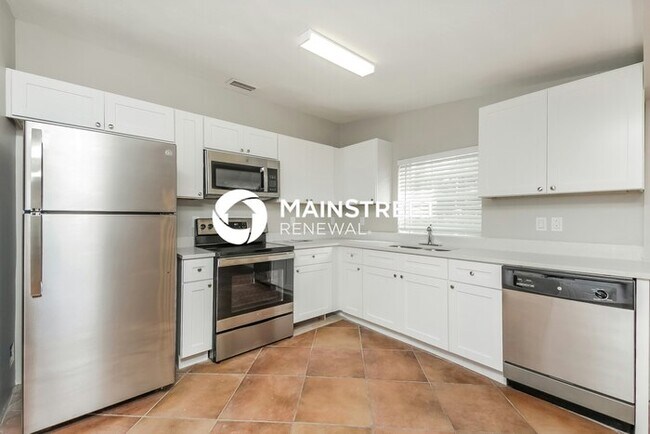 Building Photo - 3 Bedroom Pet-Friendly Home in Fern Park, FL with Main Street Renewal