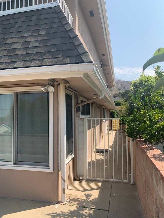 Building Photo - Gorgeous Two Story /Five Bedrooms in Burbank With Fantastic Views!!!