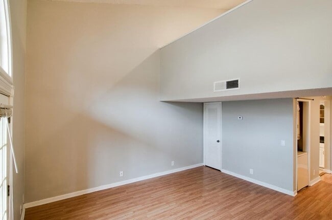 Building Photo - Awesome 1.5-bath condo in Bellevue featuring a private patio overlooking expansive green space.