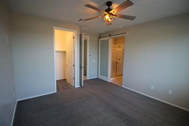 Building Photo - Desirable La Estancia Neighboorhood