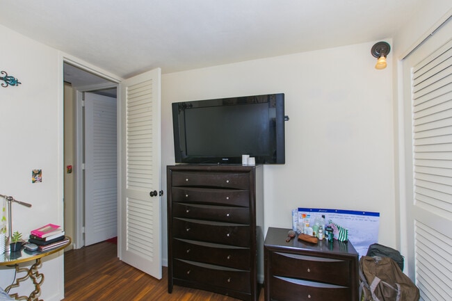 Building Photo - 1511 Nuuanu Ave
