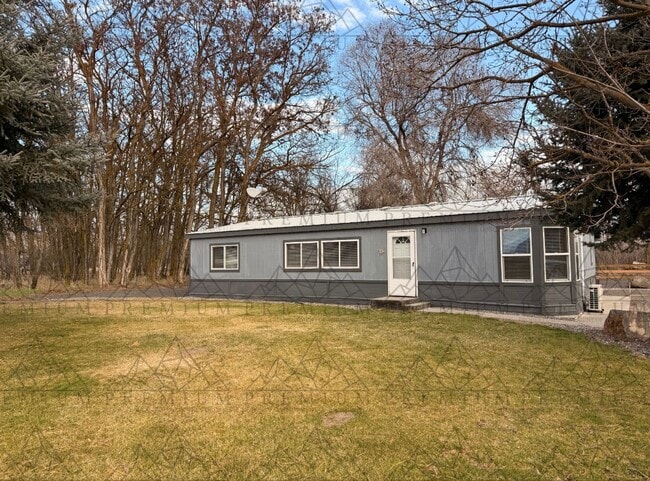 Building Photo - 3 Bedroom 2 Bathroom