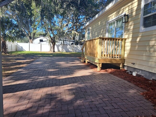 Building Photo - Charming 3/2 Bungalow