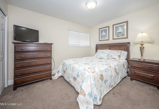 Building Photo - TDY & Snow Birds 2/1.5!