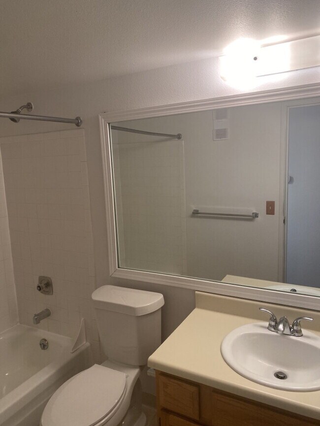 Building Photo - Spacious 2bd/2ba condo!