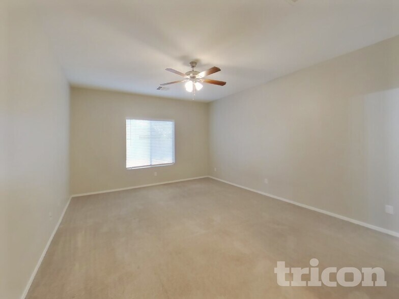 Building Photo - 442 E Cheyenne Rd