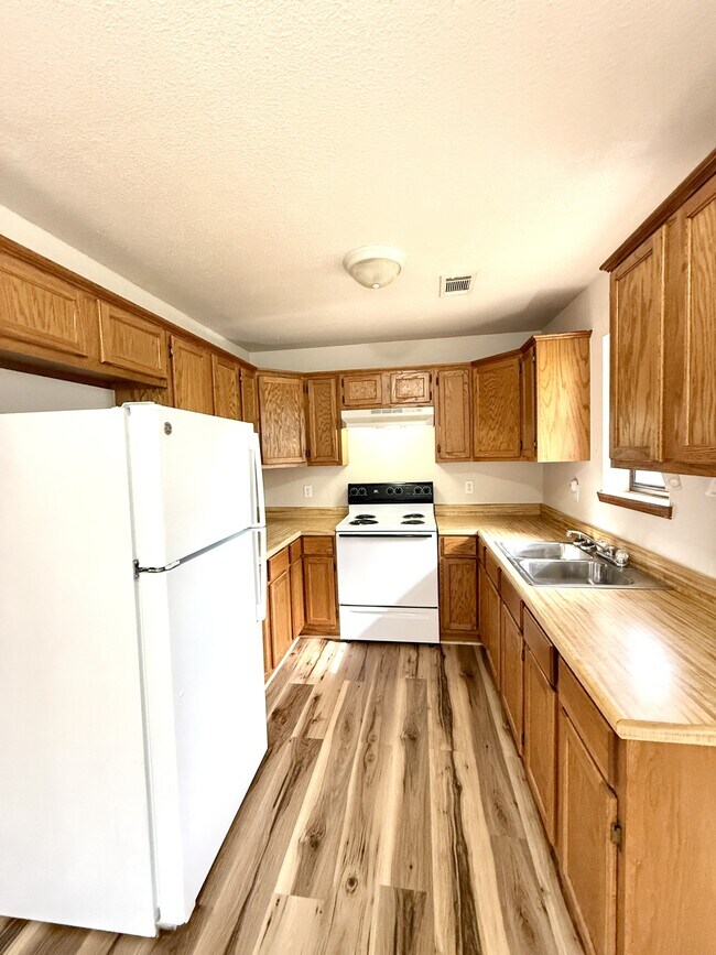 Building Photo - 818 Roff St