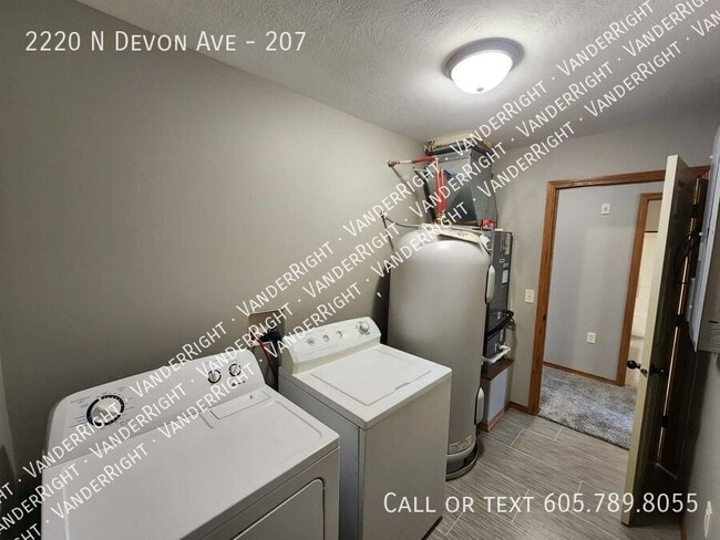 Building Photo - 2220 Devon Ave