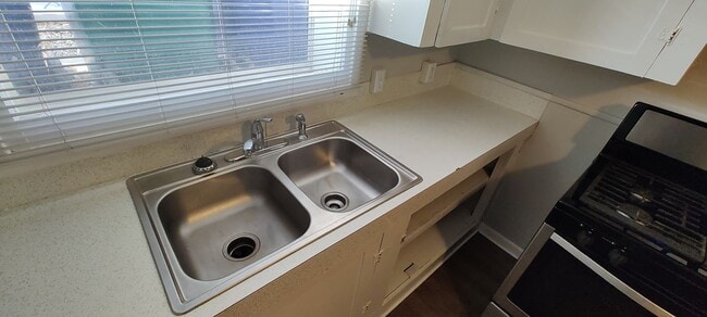 Building Photo - FANTASTIC Basement Unit!!!!