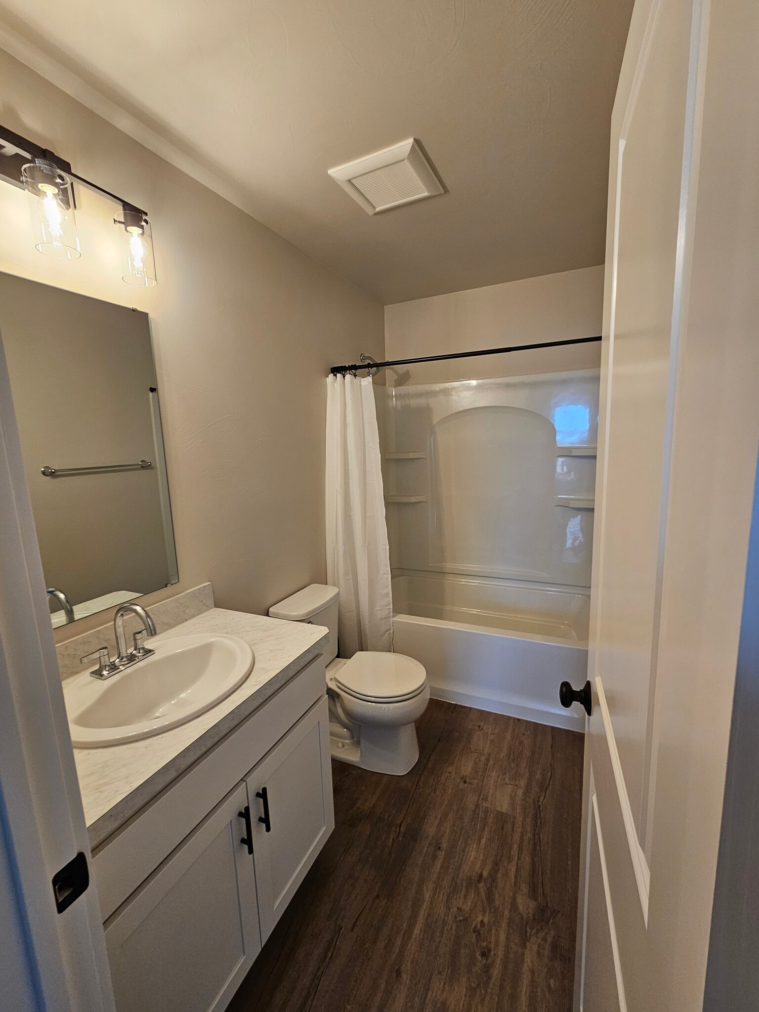 Main Upstairs Bath - 6125 Northstead Ave