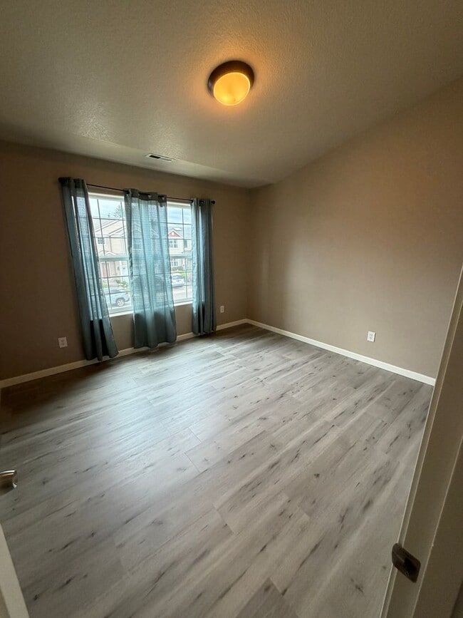 Building Photo - 6108 NE 84th Ave