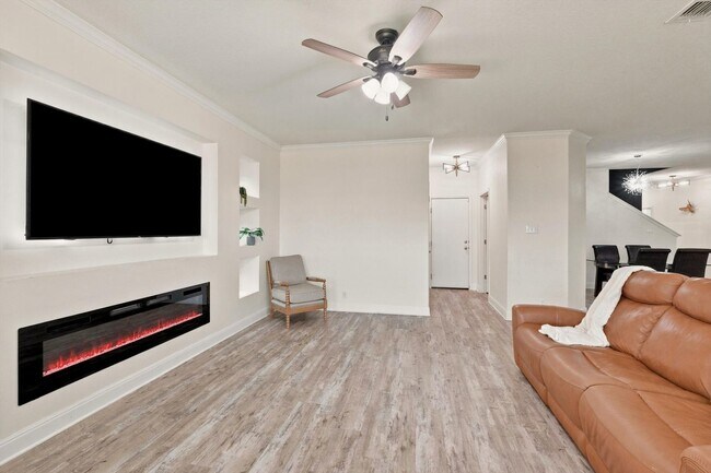 Building Photo - Spacious 6 Bedroom with Media Room!