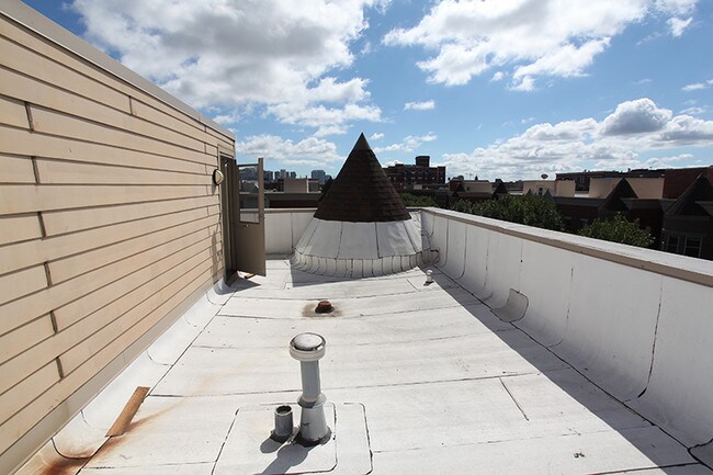 Building Photo - 729 W Blackhawk St