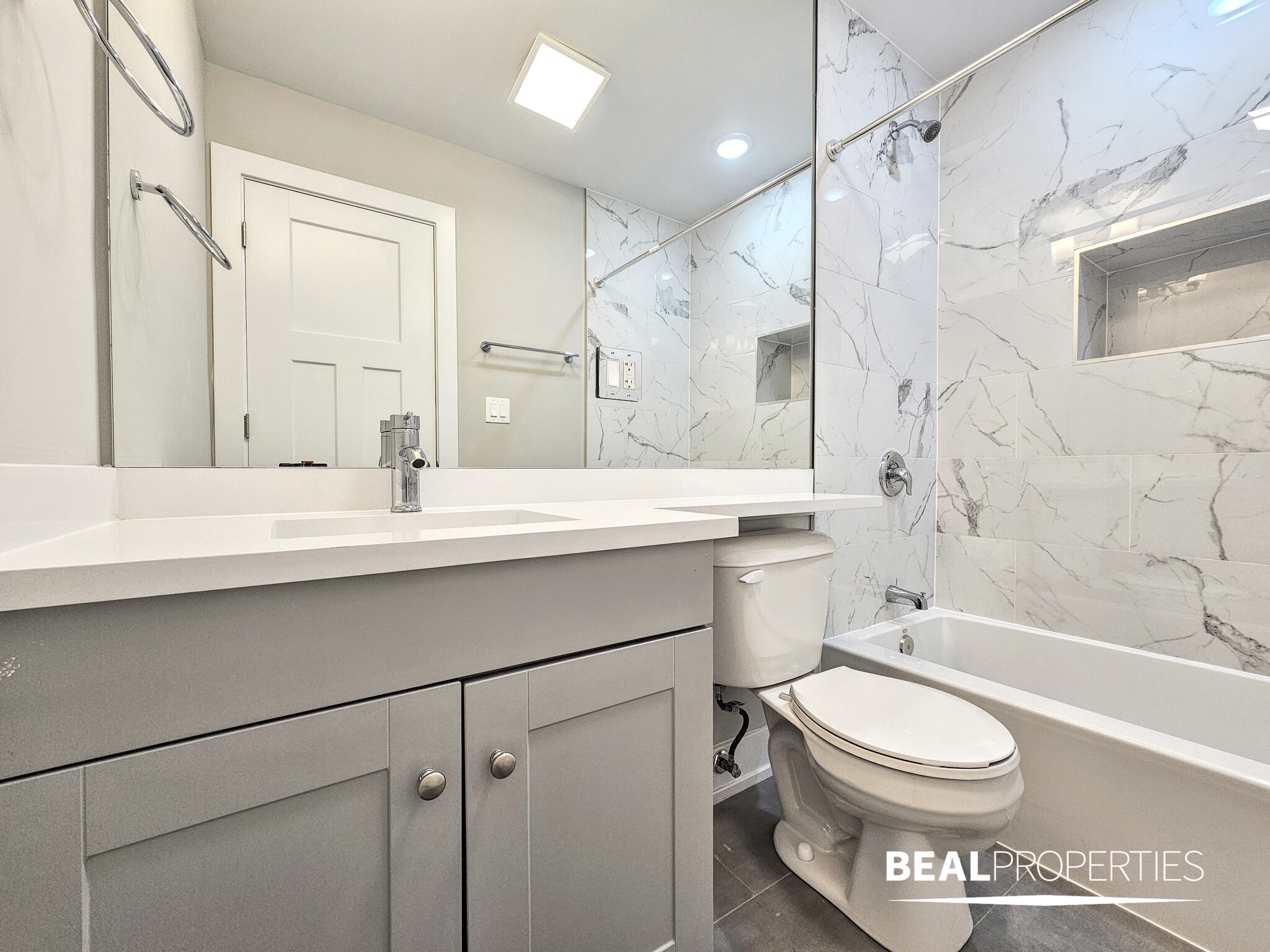 Building Photo - 428 W Belden Ave