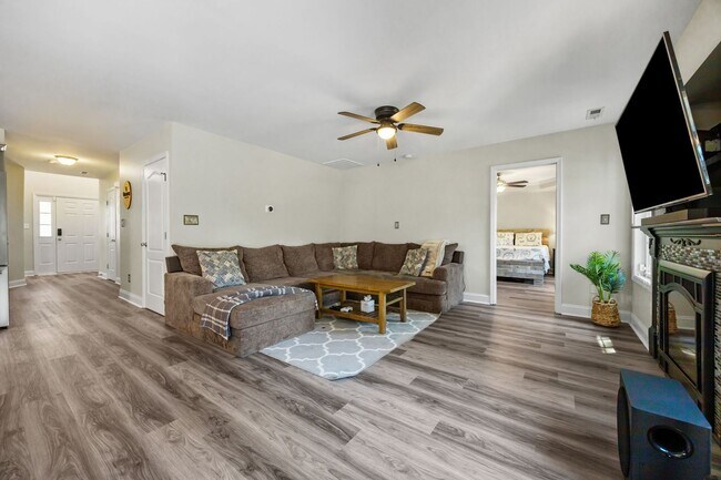 Building Photo - Fully Furnished Month to Month/Short Term Rental!