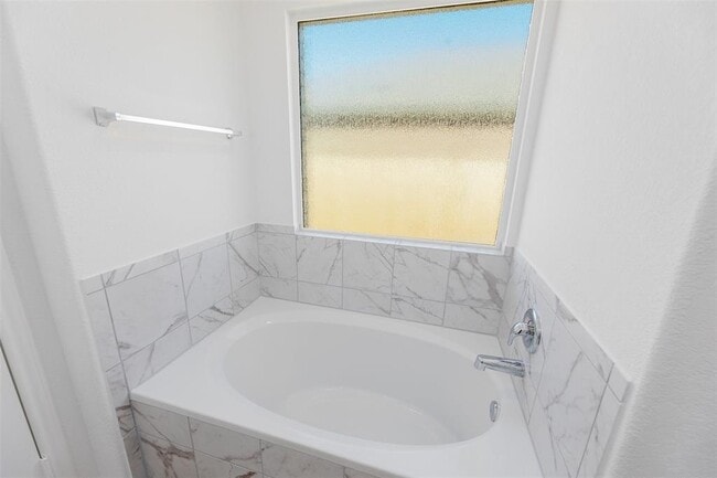 Building Photo - 627 Waterway Ave