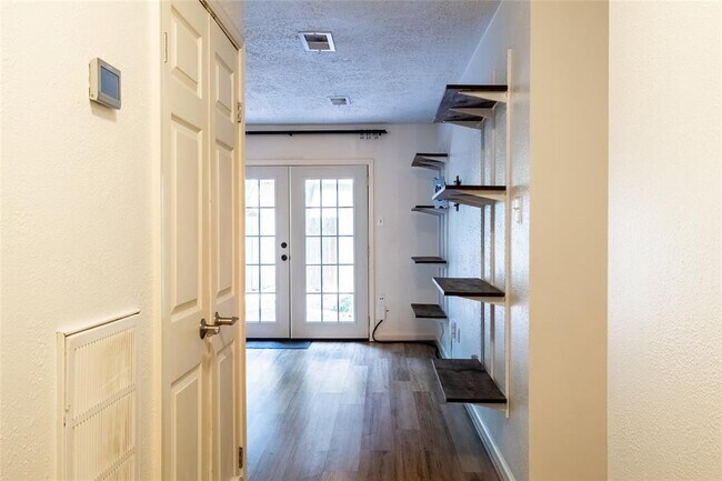 Building Photo - 2717 S Millbend Dr