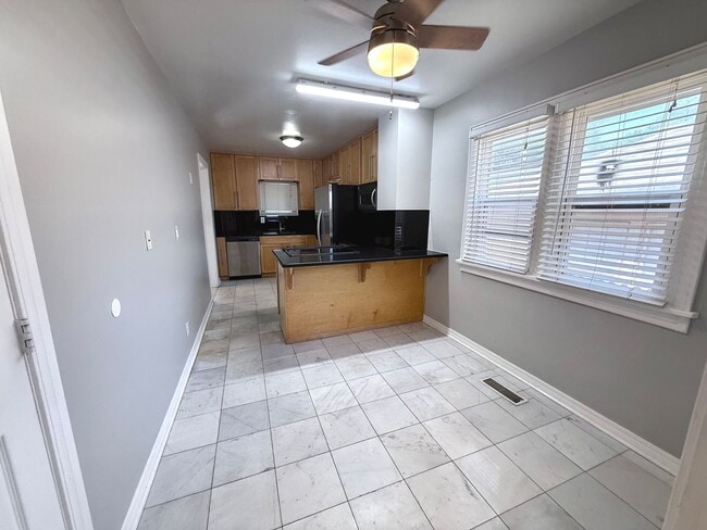 Building Photo - Large 5BD 3.5BA Home w/ Bonus ADU close to...