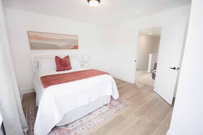 Building Photo - NEWLY RENOVATED with Washer and Dryer Incl...