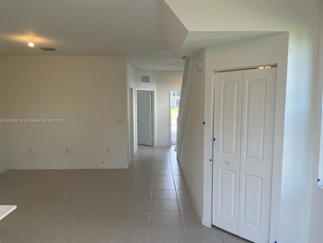 Building Photo - 945 NE 211th St