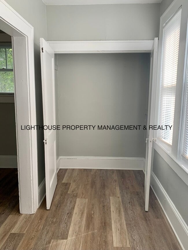 Building Photo - Spacious Upstairs Duplex With Private Entry
