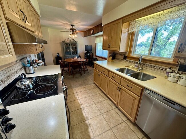 Building Photo - Unbelievable Lakewood Home