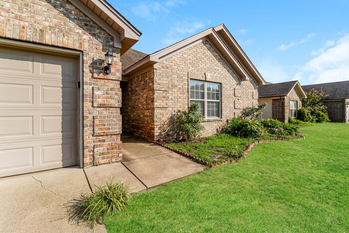 Building Photo - 3001 Wild Berry Dr