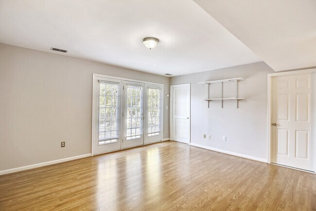 Building Photo - FENCED IN YARD!!!  Beautiful 4/3 UPDATED SF Home in Gaithersburg