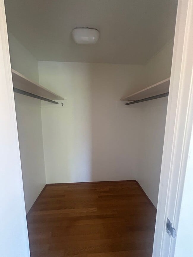 Building Photo - 3 bed, 2 1/2 bath house