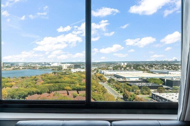 Building Photo - 2110 Harmon Cove Tower