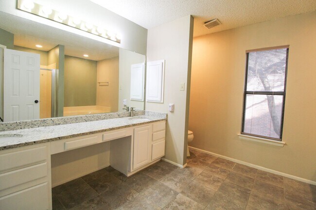 Building Photo - 14018 N Hills Village Dr