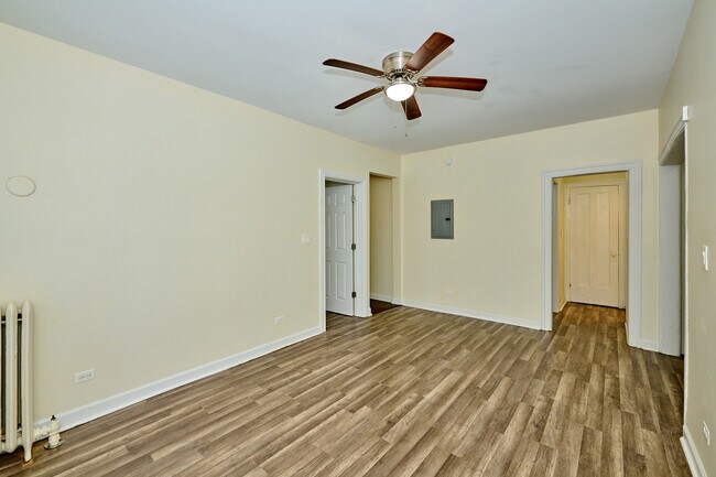 Building Photo - 1355 W Touhy Ave