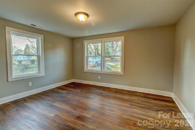 Building Photo - 824 2nd St