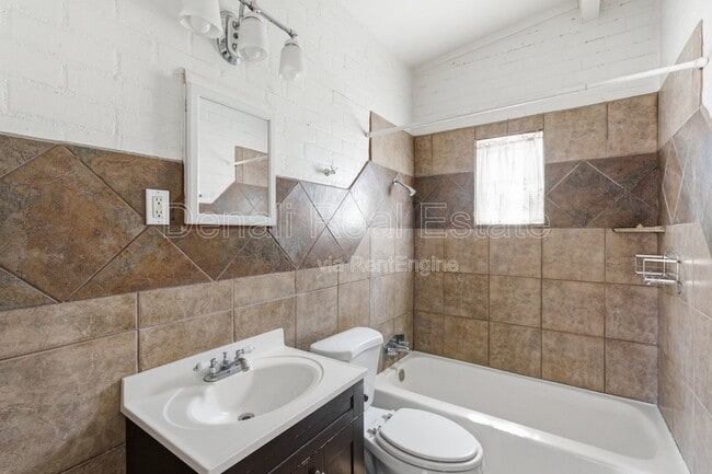 Building Photo - 3226 E Bermuda St