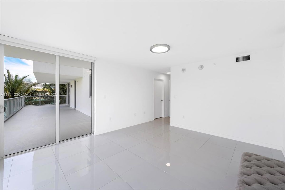 Building Photo - 9901 E Bay Harbor Dr