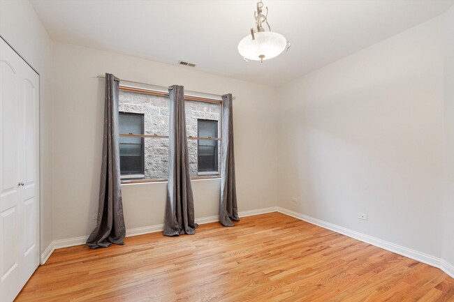 Building Photo - 516 N Claremont Ave