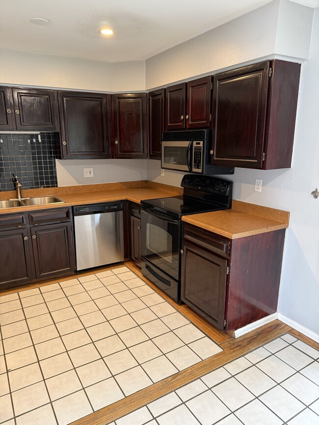 Building Photo - 5025 E Weaver Ave