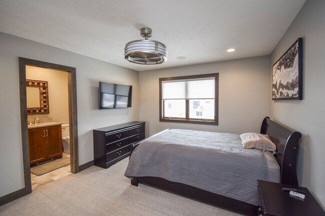 Building Photo - 912 S Torrey Pine Ln