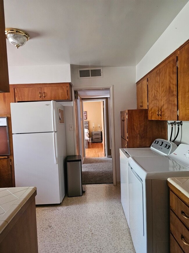 Building Photo - Cute partially furnished apartment with sm...