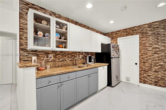 Building Photo - 6400 SW 62nd Ct