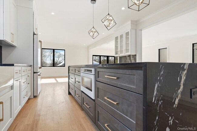 Building Photo - 31 Gedney Way