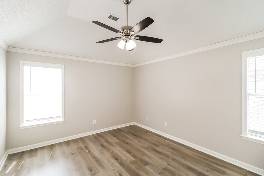 Building Photo - 10029 Woodland Grove Dr