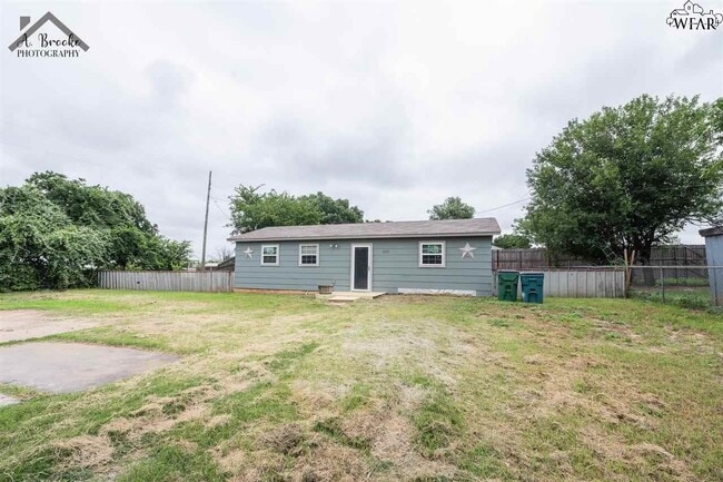Building Photo - 410 W Pecan Ave