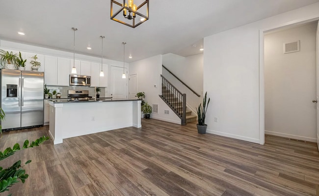 Building Photo - 2 Bedroom Townhome w/ Garage!