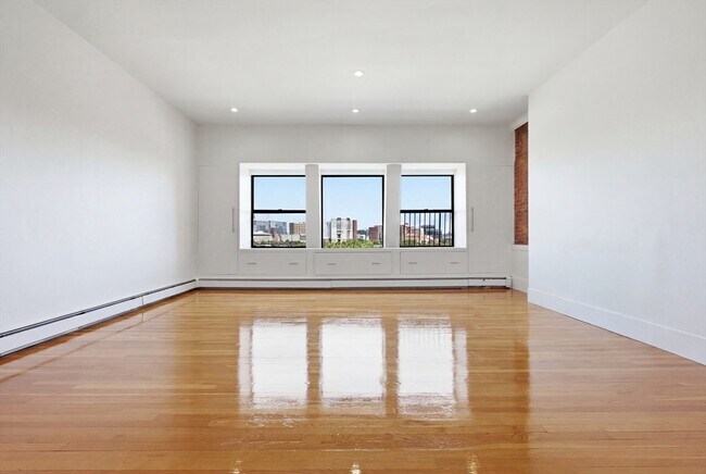 Building Photo - 190 Beacon St