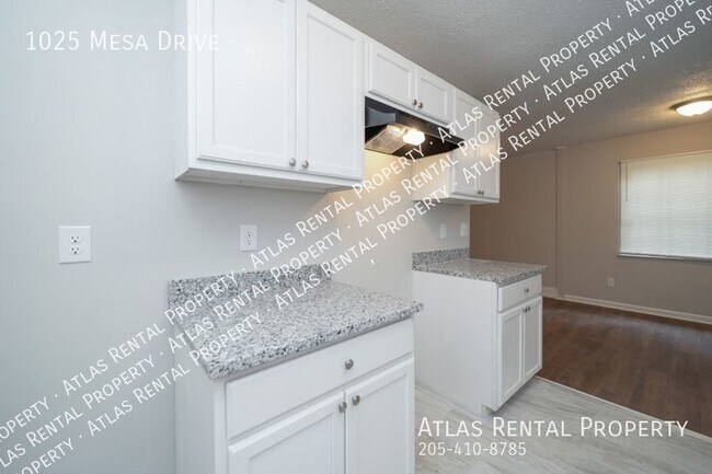 Building Photo - 1025 Mesa Dr