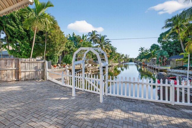 Building Photo - 1570 NE 30th Pl