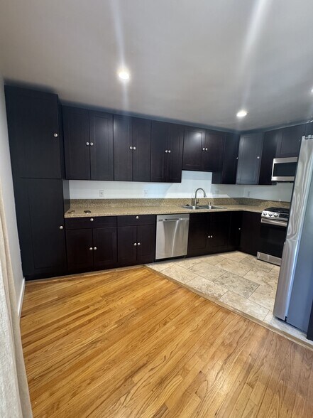Kitchen - 855 Moraga Dr