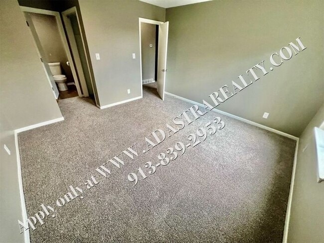 Building Photo - Updated 3 Bedroom 1 Bathroom Apartment in ...
